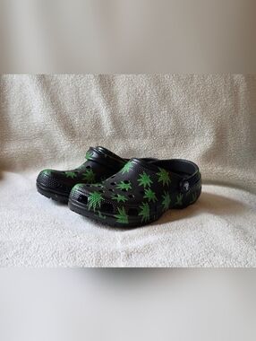 CROCS Classic Hemp Leaf Clogs